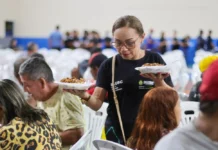 Baile do Encanto leva acolhimento e ceia natalina a 100 pessoas em situação de rua e vulnerabilidade social